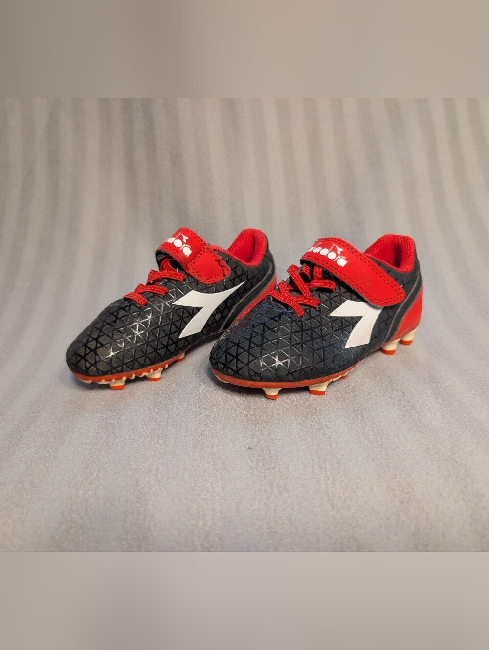 Diadora Kids Soccer Sneakers in Black, Red & White US 10T